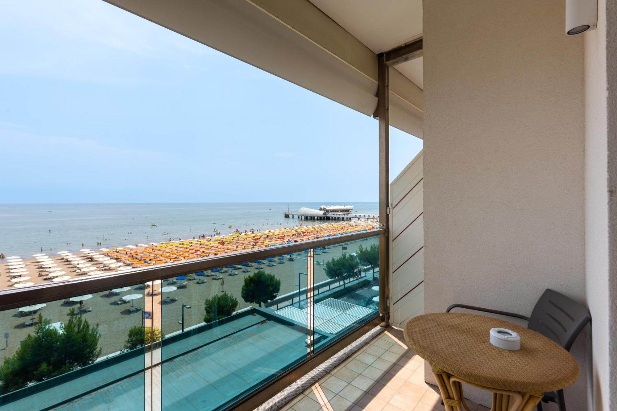 Hotel Columbus Lignano Sabbiadoro Exterior photo